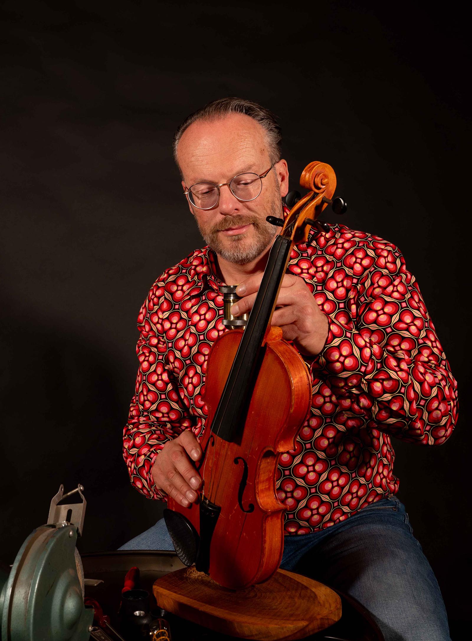 Muzieklampen Maurice Urlings met viool aan het werk