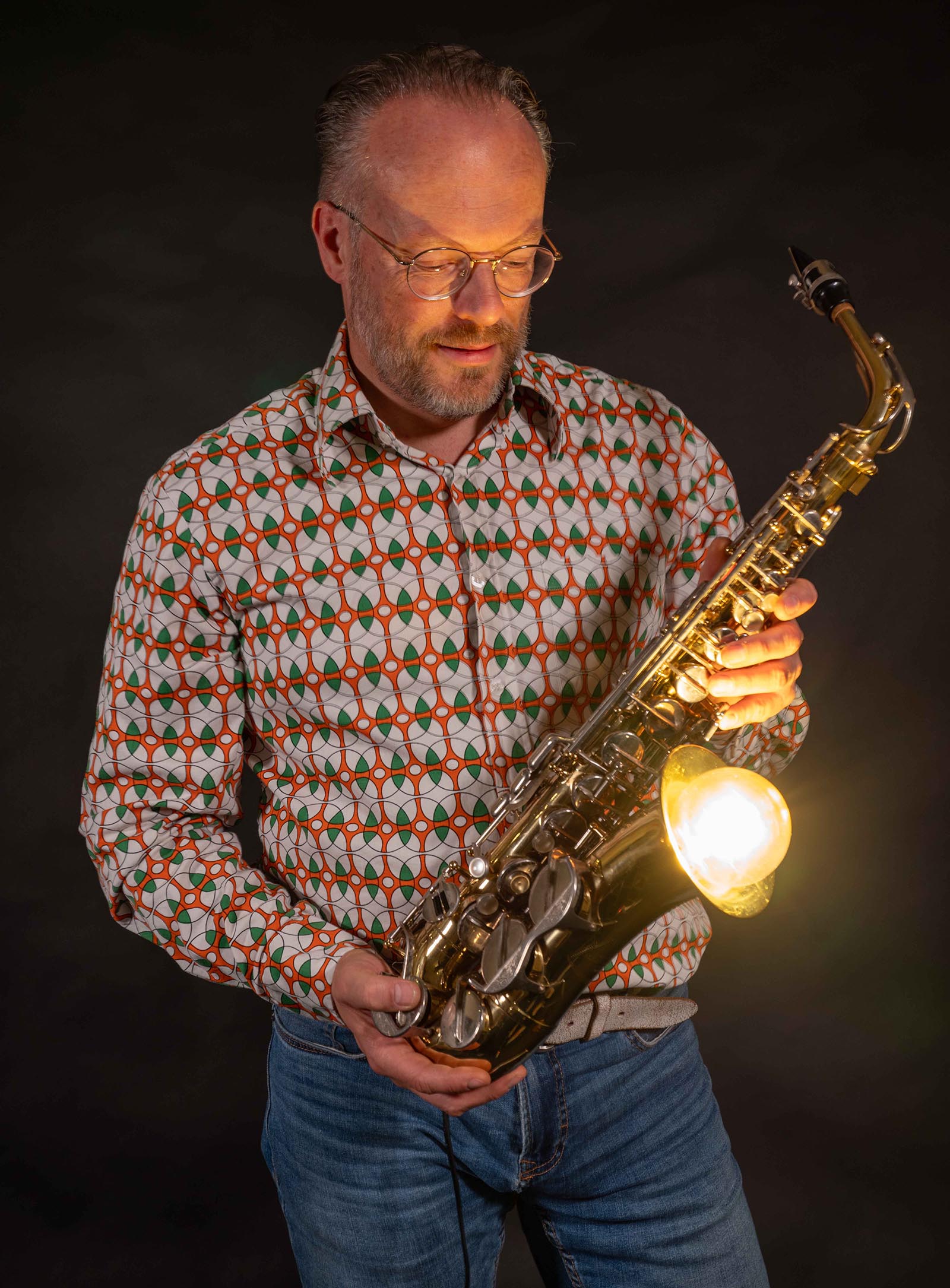 Muzieklampen Maurice met saxofoon lamp in de hand